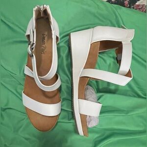White Strappy Sandals. New. CUTE!  🎈 SUPER DEAL!

NICE 👠 SHOES!! W box